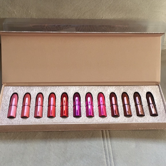 **SOLD** Brand new Mac Snow Ball Mini Lipstick Kit - Picture 2 of 3